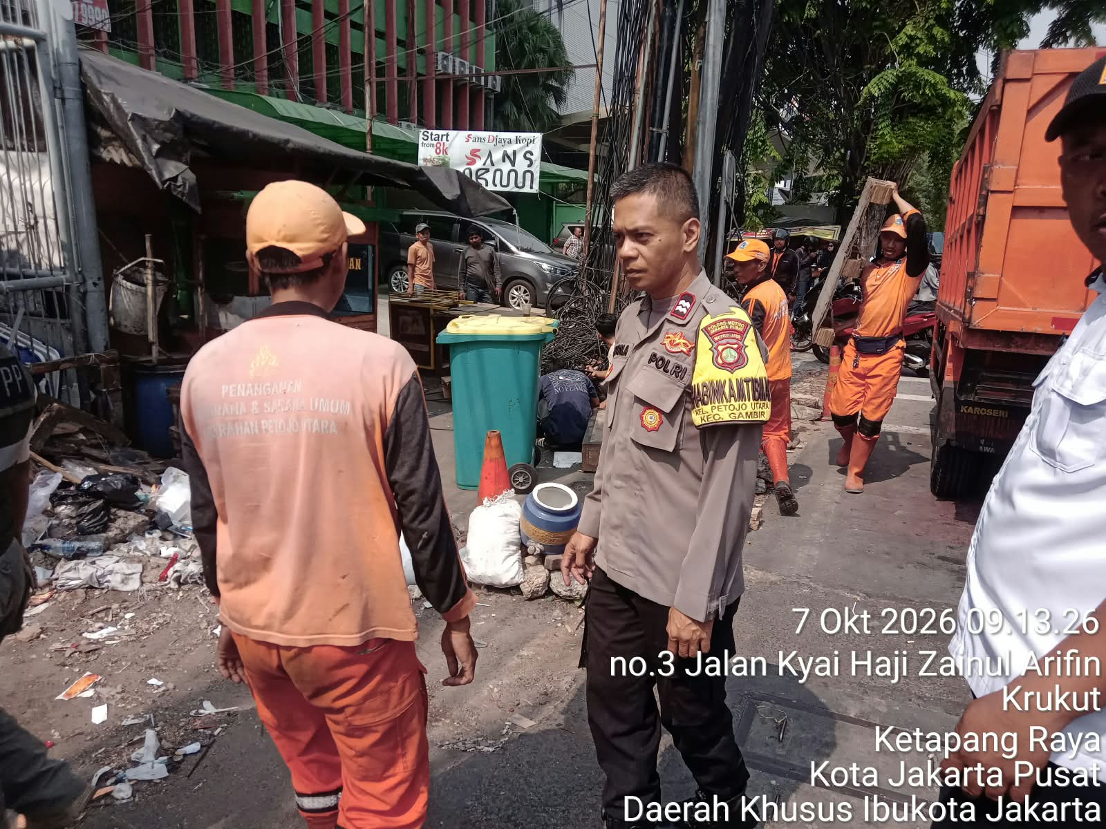 Bhabinkamtibmas Kelurahan Petojo Utara, Aiptu Irvan Ahmad, bersinergi dengan pihak kecamatan dan kelurahan