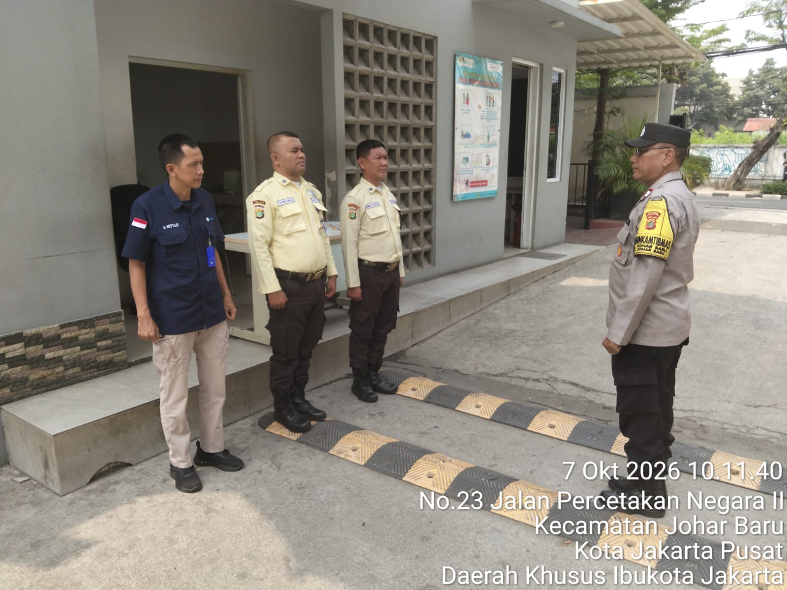 Cegah Dini Gangguan Kamtibmas, Bhabinkamtibmas Sambangi Pos Security Gedung Kemenkes