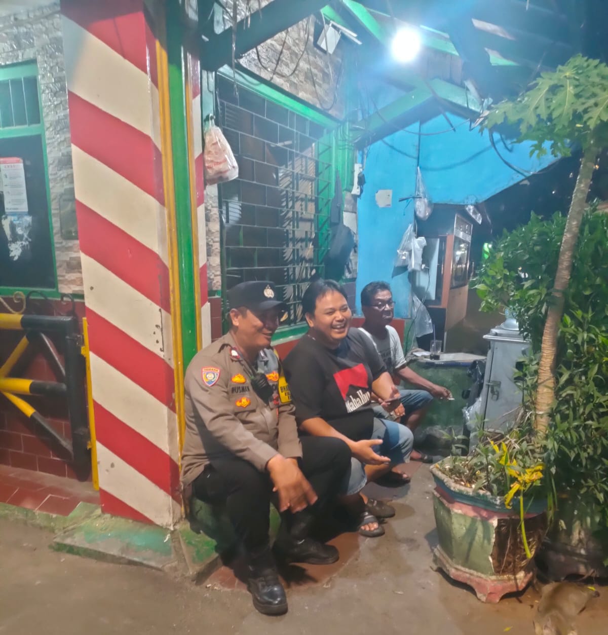 Sambangi Satkamling Kebon Sirih, Bhabinkamtibmas Perkuat Kewaspadaan Warga di Jam Rawan