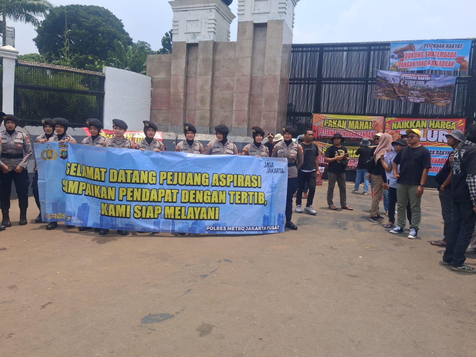 Polwan Polda Metro Jaya Sambut Massa Aksi Pinsar Petelur Nasional (PPN) dengan Spanduk Humanis di Depan Gedung DPR RI