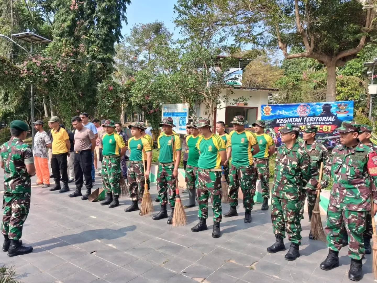 Semangat Manunggal TNI-Rakyat, Yonif 411 Kostrad Bersama Masyarakat Bersihkan Taman Tingkir