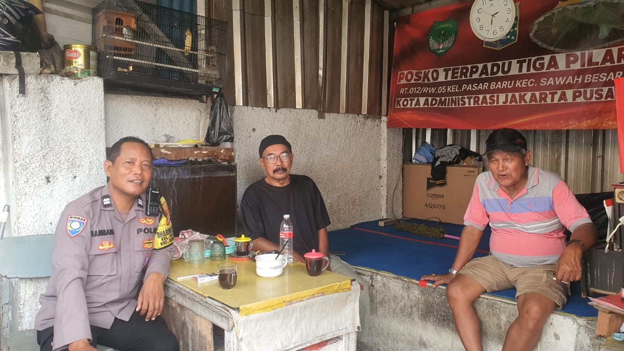 Bhabinkamtibmas Pasar Baru Sambangi Warga, Perkuat Kamtibmas Bersama Masyarakat