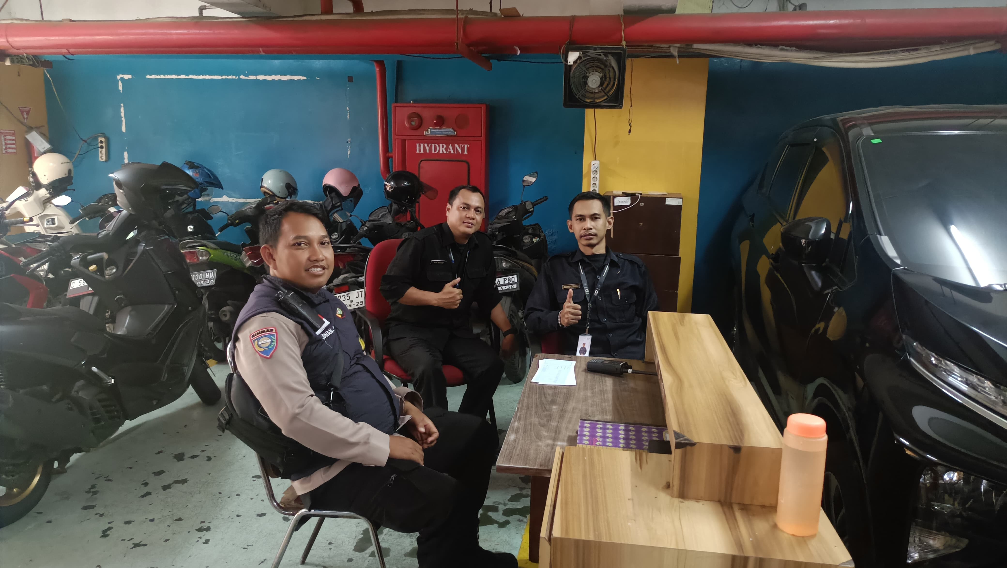 Sambang Objek vital pemerintahan Bhabinkamtibmas Sambangi Pos Satpam, Cegah Gangguan Kamtibmas