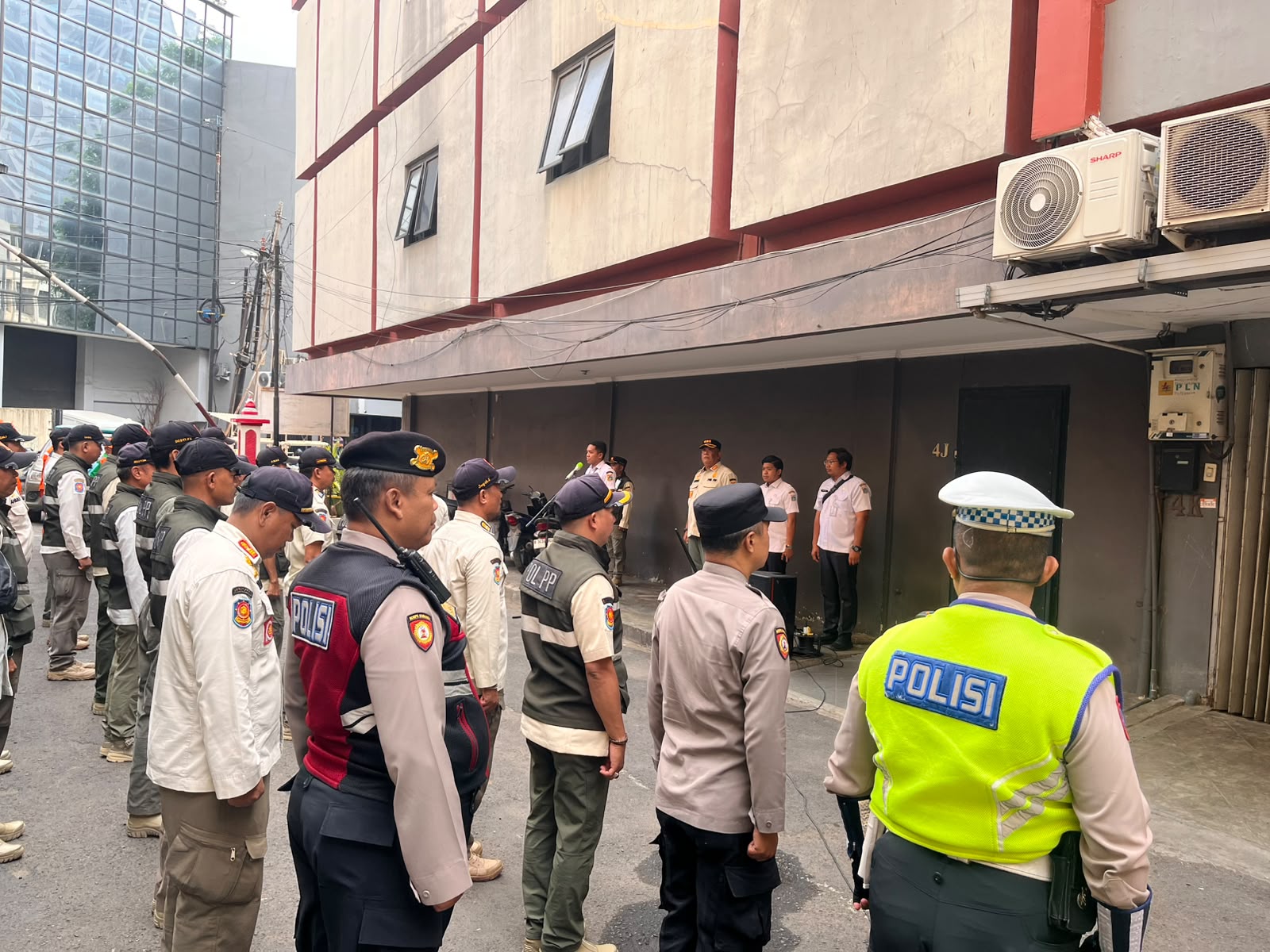 Pendampingan Polsek Sawah Besar Dalam Giat Rabu Tertib, Penertiban PKL di Pasar Baru Berjalan Aman