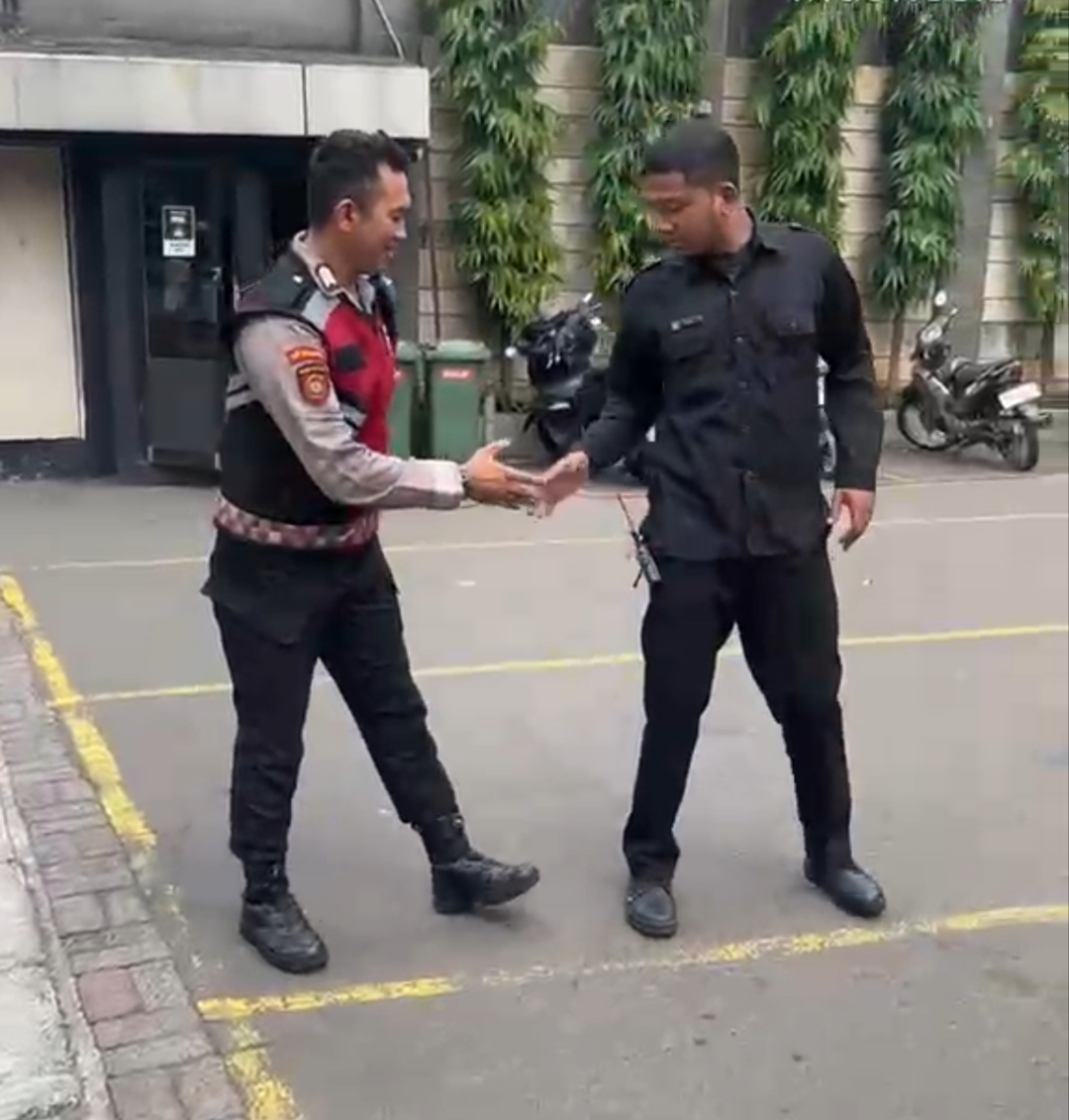 Himbauan Unit Samapta Dalam Patroli Jalan Kaki Kepada Satpam” Wujud Kedekatan Polisi Bersama Masyarakat
