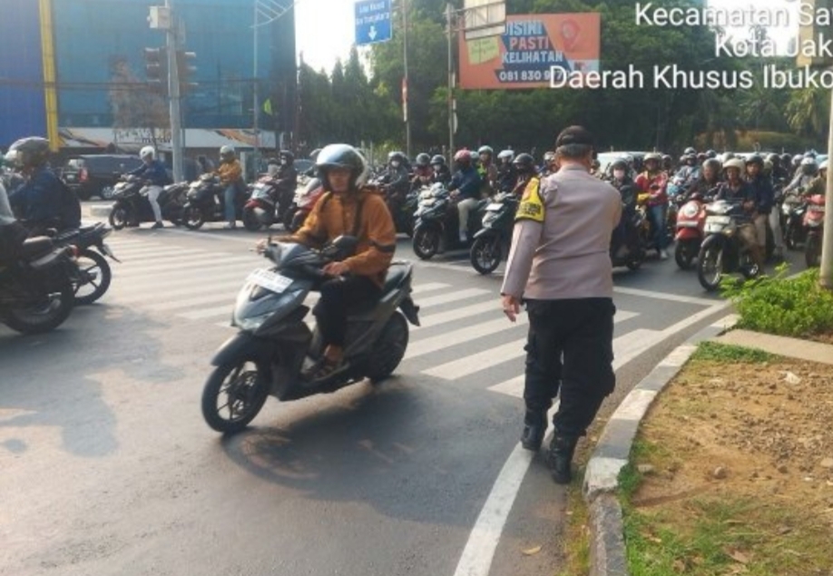 Polisi Atur Lalu Lintas Sore, Jaga Kelancaran di Jembatan Merah Sawah Besar