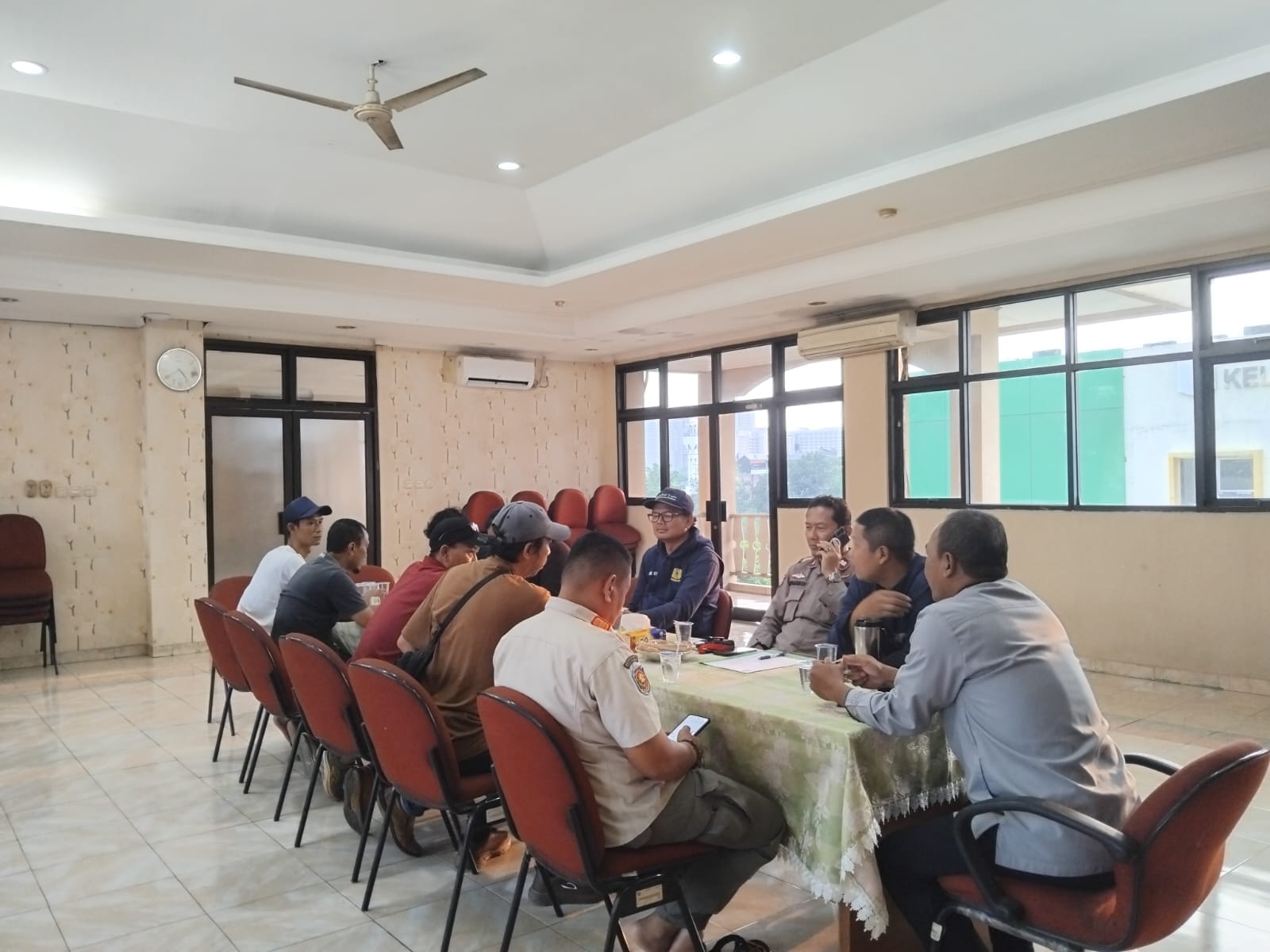 Perkuat Kepedulian terhadap Lingkungan, Bhabinkamtibmas Hadiri Pertemuan Rutin FKDM Karet Tengsin