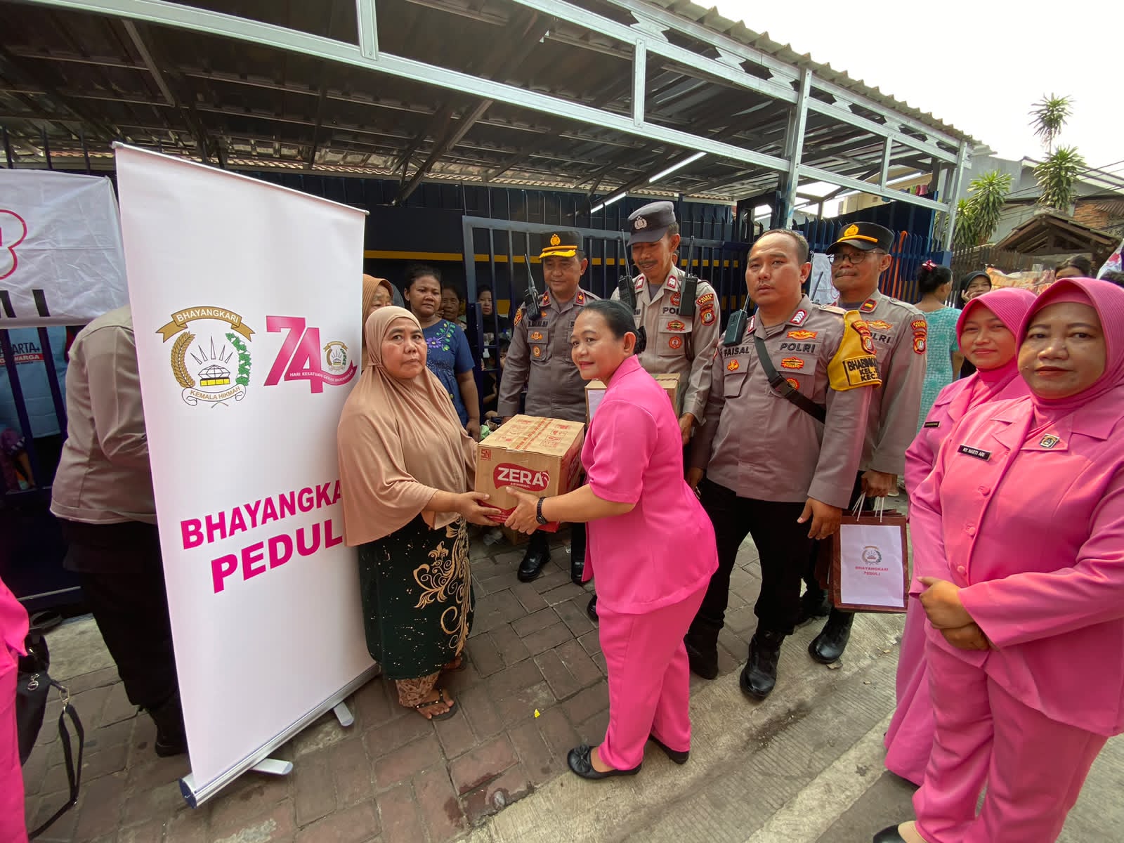 Bhayangkari dan Polsek Senen Salurkan Bantuan untuk Korban Kebakaran di Kramat