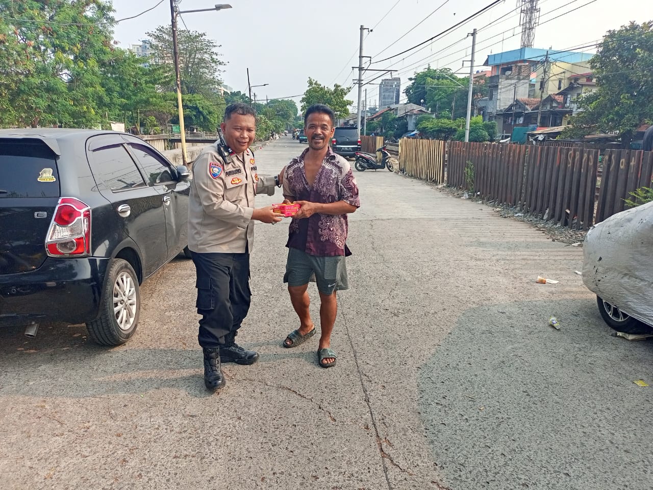Patroli Bersama Pengurus Rw, Bhabinkamtibmas Kelurahan Cideng Jaga Kamtibmas di Jl. Cilamaya