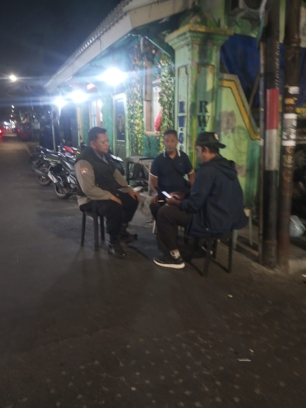 Patroli Dini Hari, Bhabinkamtibmas Karang Anyar Perkuat Strong Poin Ajak Warga Jaga Kamtibmas