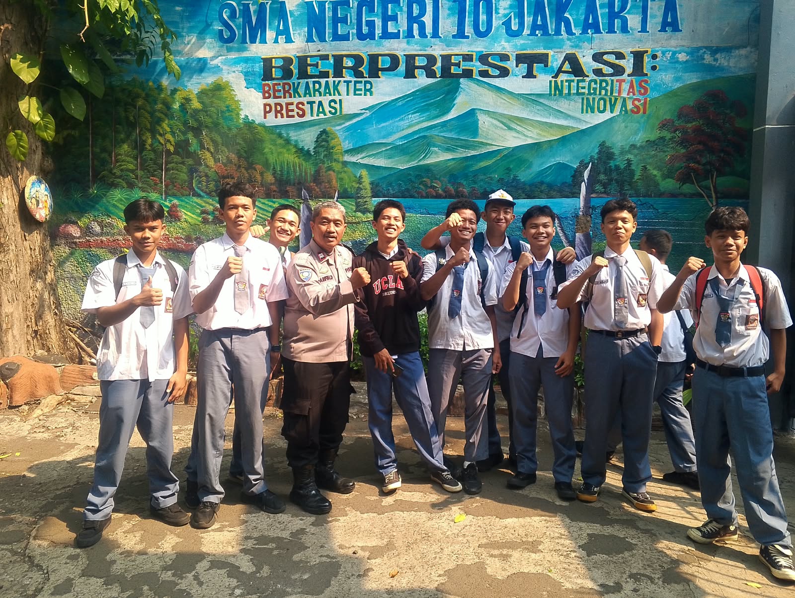 Polisi Pendamping Pelajar, Polsek Sawah Besar Pantau Bubaran Siswa SMA Negeri 10 Jakarta