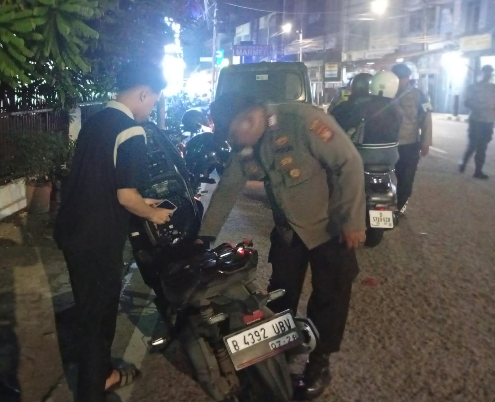 Jaga Kamtibmas Dini Hari, Polsek Cempaka Putih Kedepankan Pemeriksaan Humanis