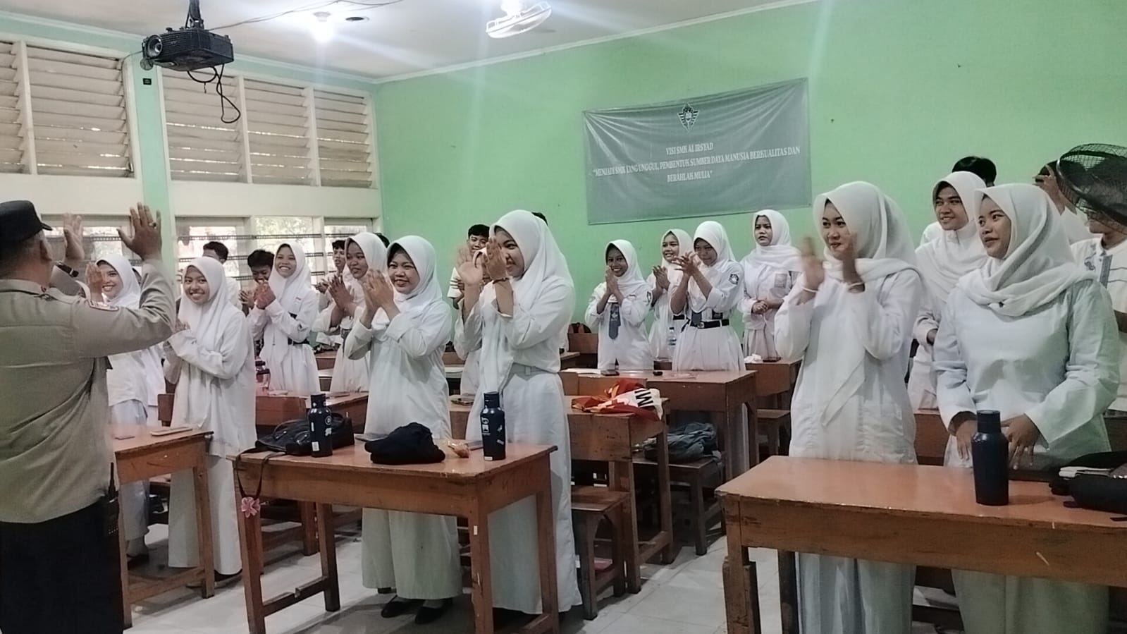 Antisipasi Tawuran Pelajar, Bhabinkamtibmas Duripulo Sambangi SMK Al Irsyad Gambir