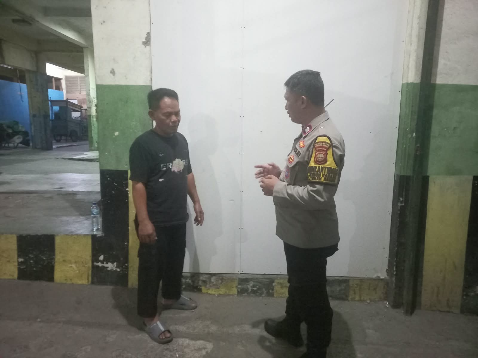 Sambangi Poskamling RW 06 Kebon Kacang, Bhabinkamtibmas Ajak Warga Tingkatkan Kewaspadaan dan Cegah Tawuran