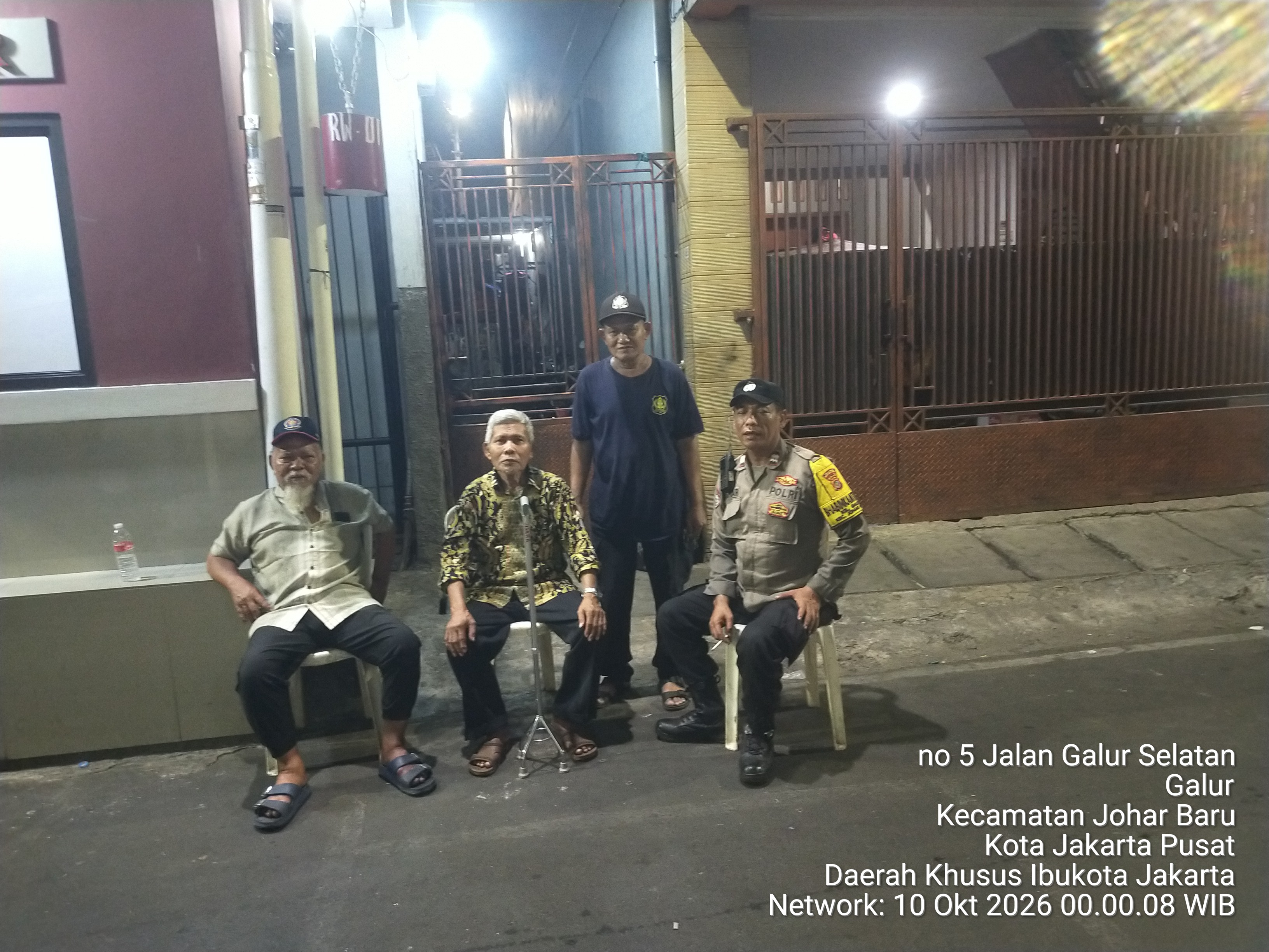 Sambangi Pos Kamling Galur, Polsek Johar Baru Ajak Warga Tingkatkan Kewaspadaan Malam Hari