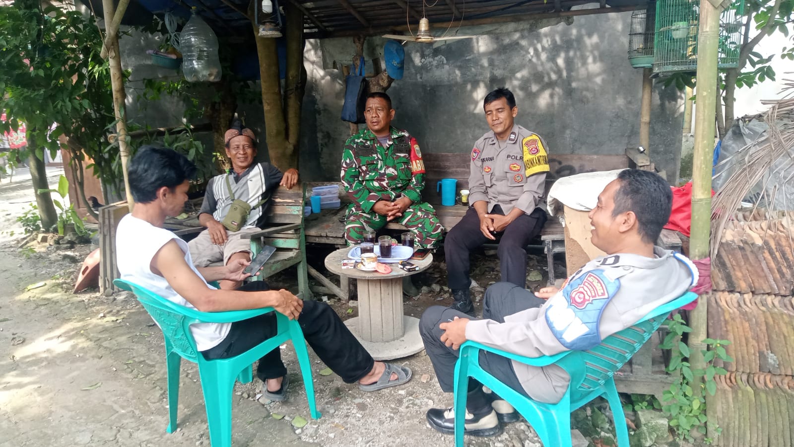 Sinergitas TNI-Polri, Sertu Warno Bersama Bhabinkamtibmas Komsos dengan Tokoh Masyarakat