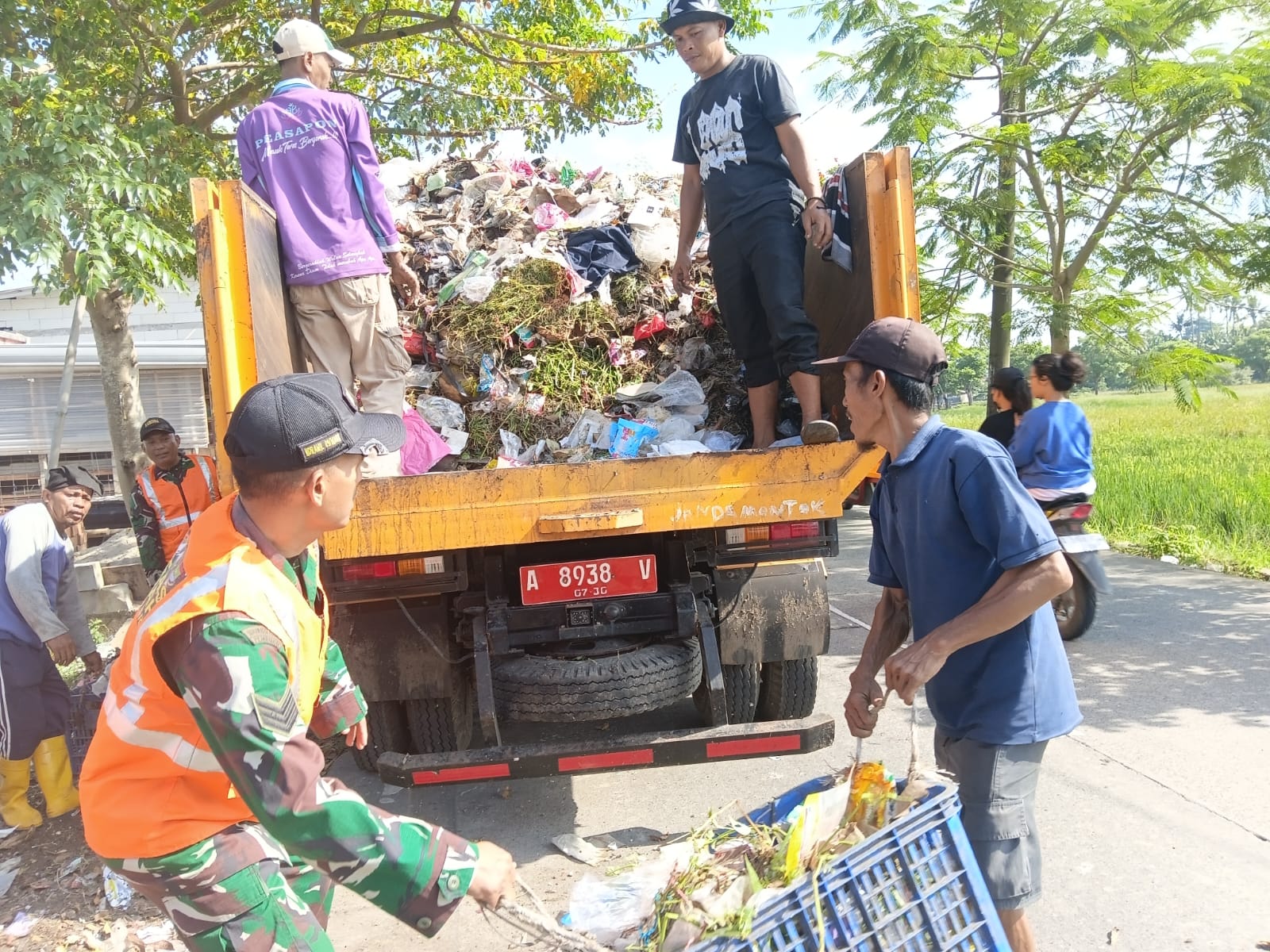 Satgas Sampah Kodim 0510/Trs Bersihkan Tumpukan Sampah di Ketapang