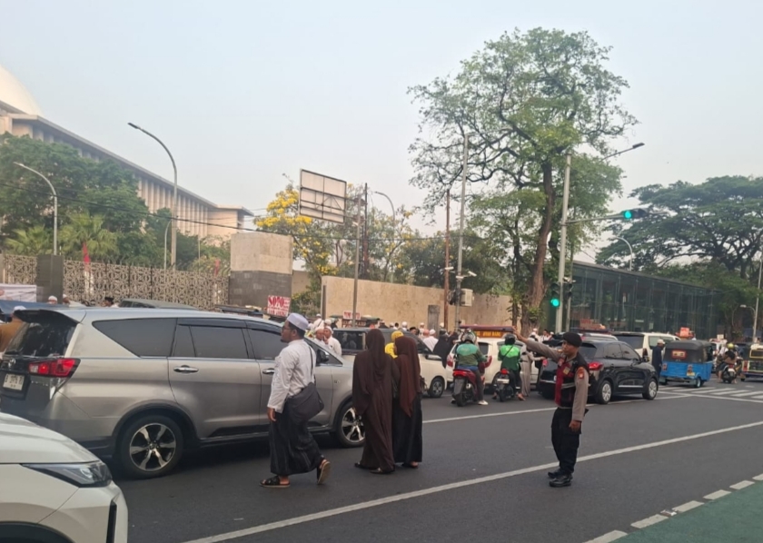 Polsek Sawah Besar Berikan Pelayanan Aktivitas Ibadah Masayarakt di Masjid Istiqlal dan Katedral