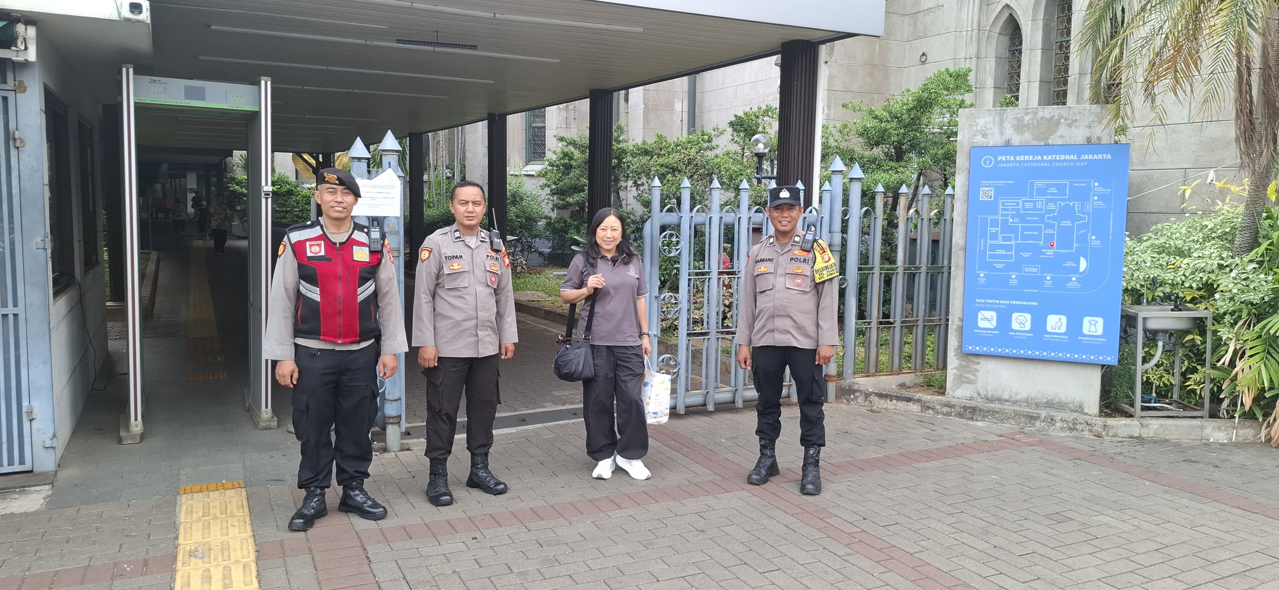 Kapolsubsektor Pasar Baru Pimpin Pelayanan Giat Misa Minggu di Gereja Katedral$ Berlangsung Kondusif