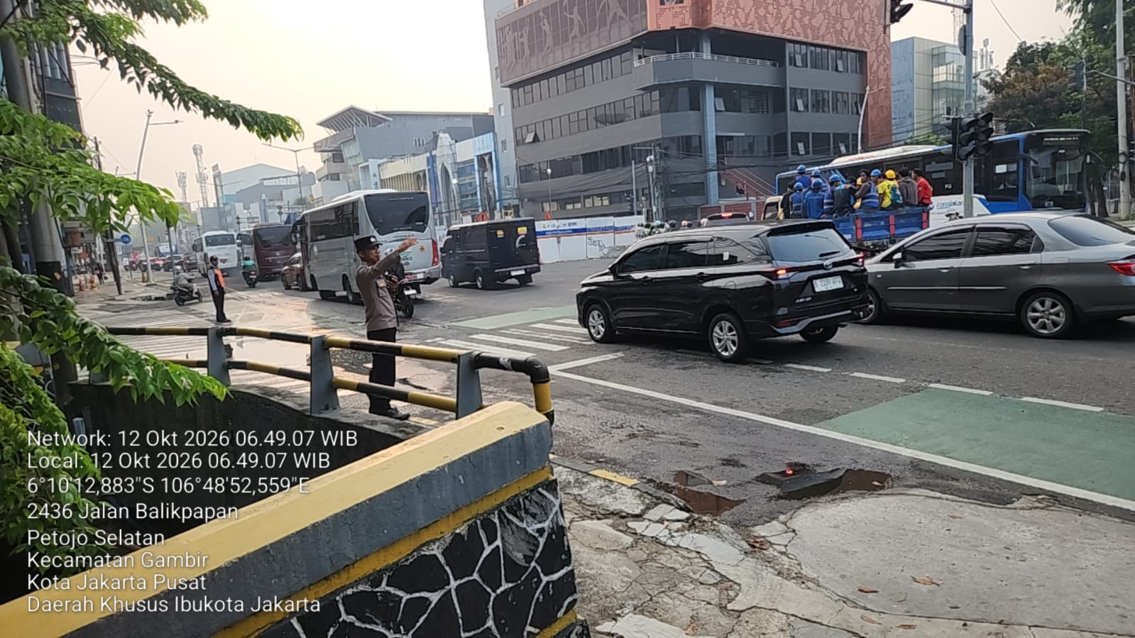 Jaga Kelancaran Aktivitas Pagi, Personel Polsek Metro Gambir Lakukan Pengaturan Lalu Lintas di TL Kesehatan