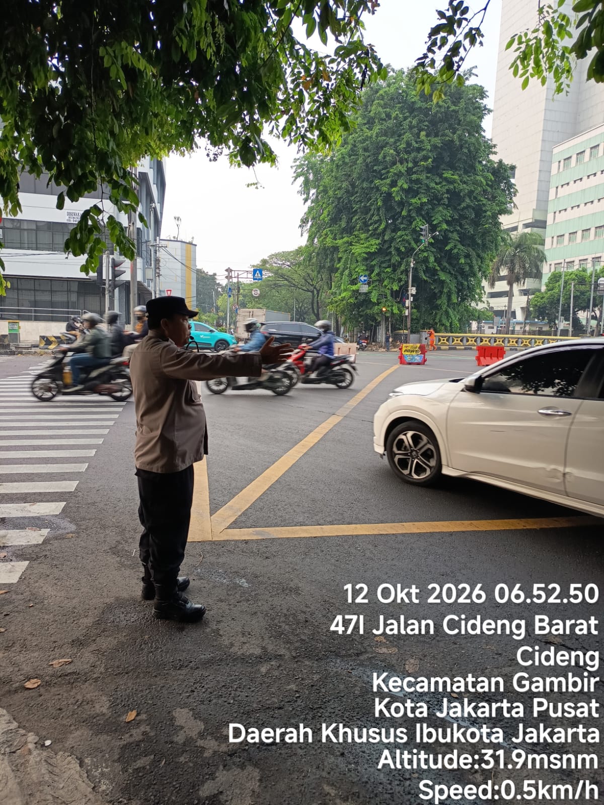 Optimalkan Pelayanan Pagi Hari, Polsek Metro Gambir Lakukan Pengaturan Lalu Lintas di TL Caringin