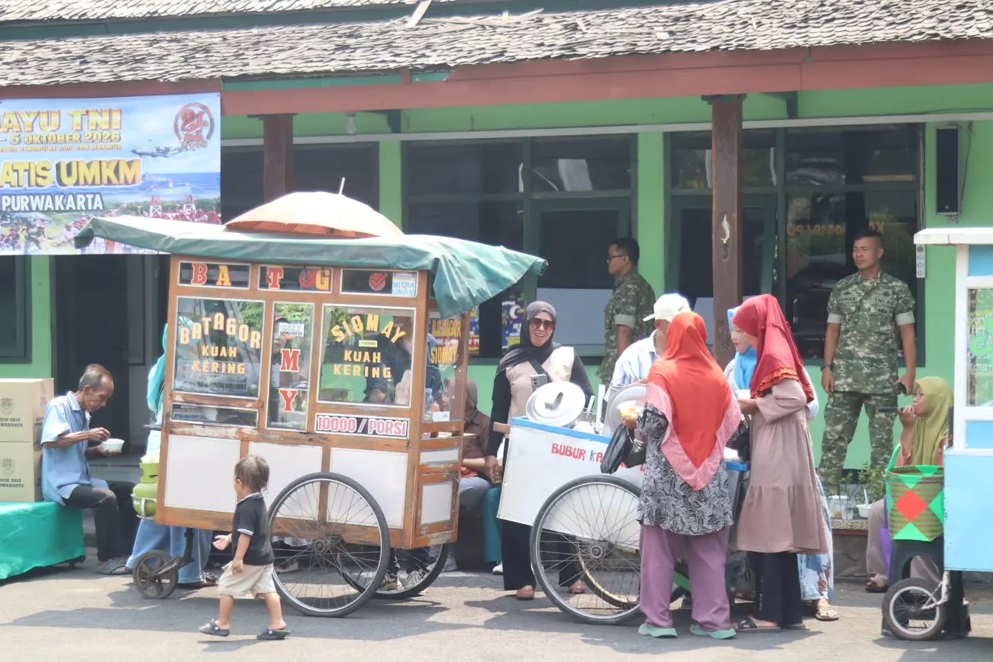 Menarmed 1 Kostrad Bersama Kodim Purwakarta Gelar Makan Gratis, Pererat Kedekatan TNI dengan Rakyat