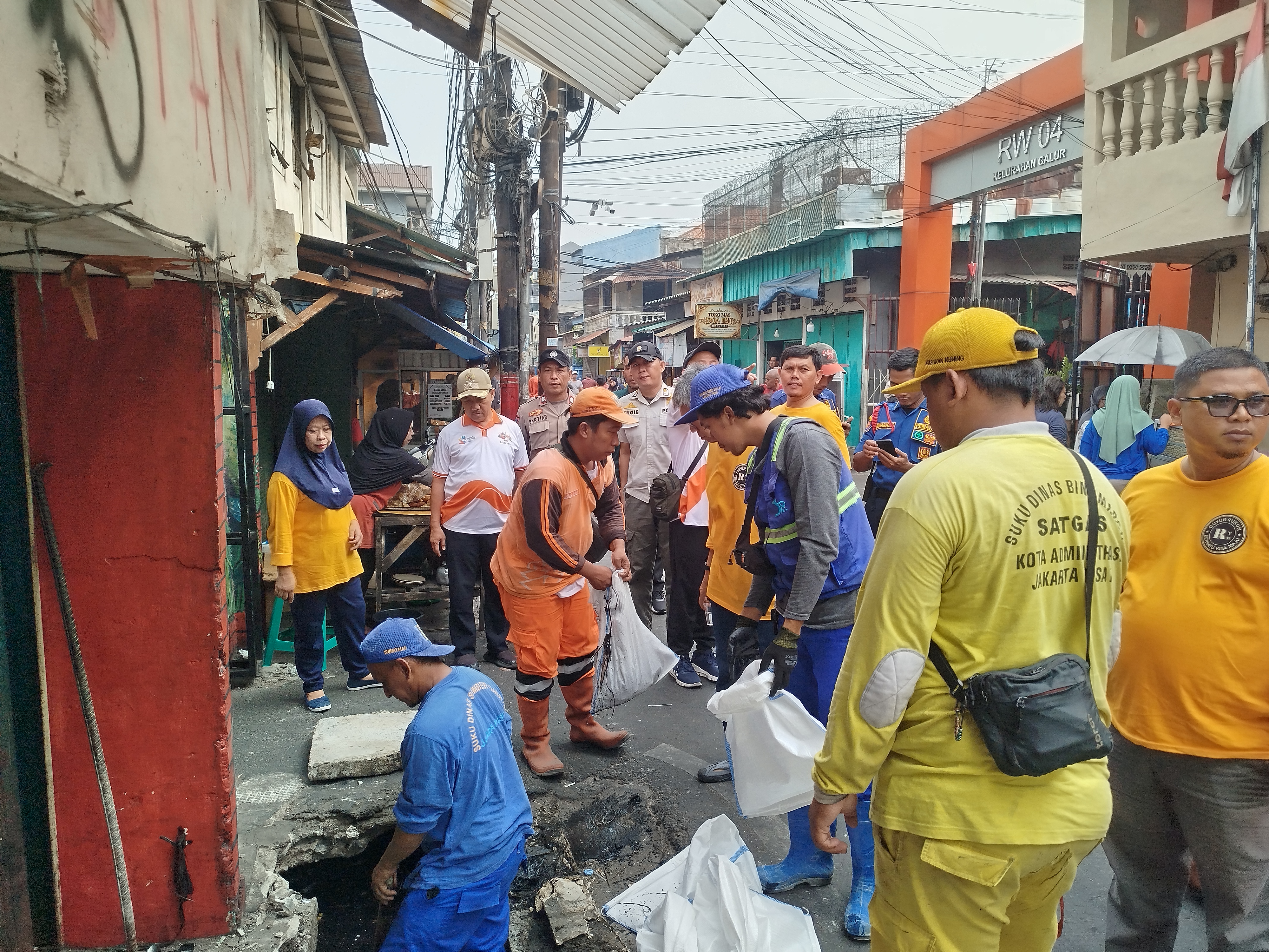 Bersama 3 Pilar, Bhabinkamtibmas Galur Ikut Kerja Bakti Grebek Lumpur dan Bersihkan Saluran Air