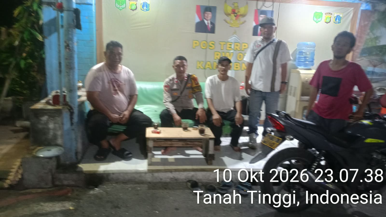 Perkuat Keamanan Lingkungan, Bhabinkamtibmas Tanah Tinggi Sambangi Satkamling RW 07