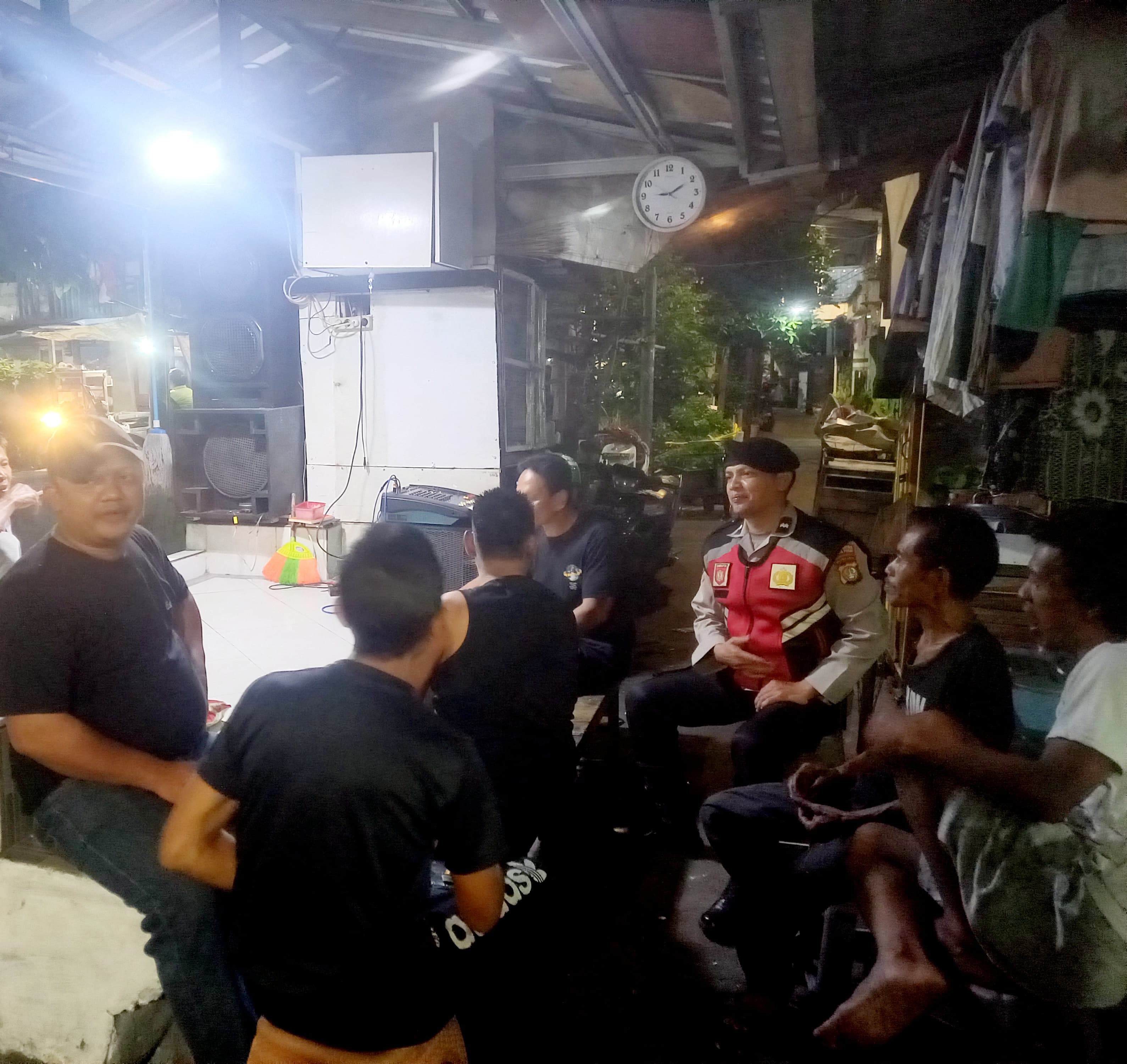 Polri Bersama Masyarakat, Polsek Johar Baru Gelar Patroli Jalan Kaki Antisipasi Kejahatan