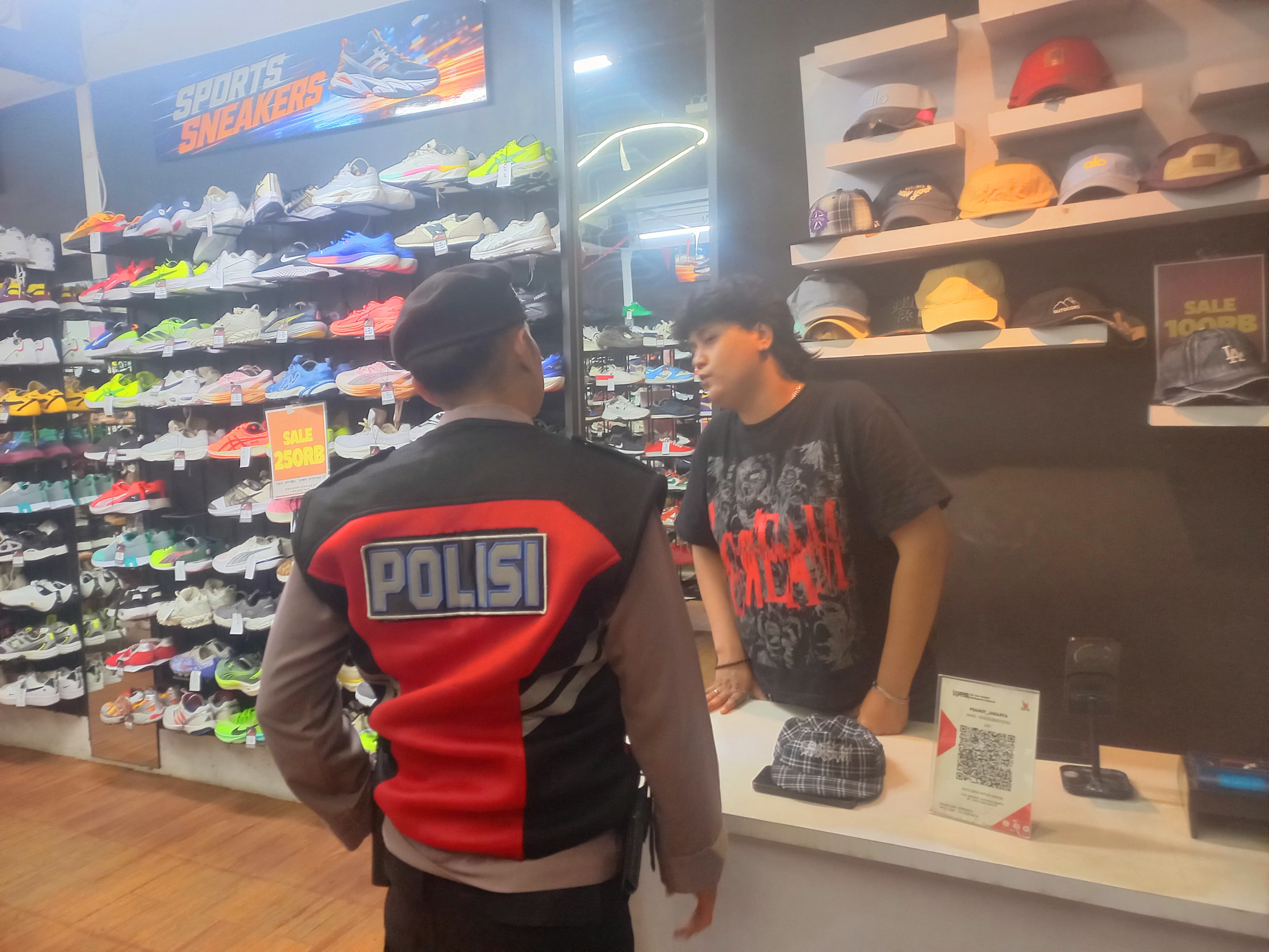 Ciptakan Rasa Aman, Patroli Jalan Kaki Imbau Karyawan Toko Sepatu Waspadai Kejahatan 3C
