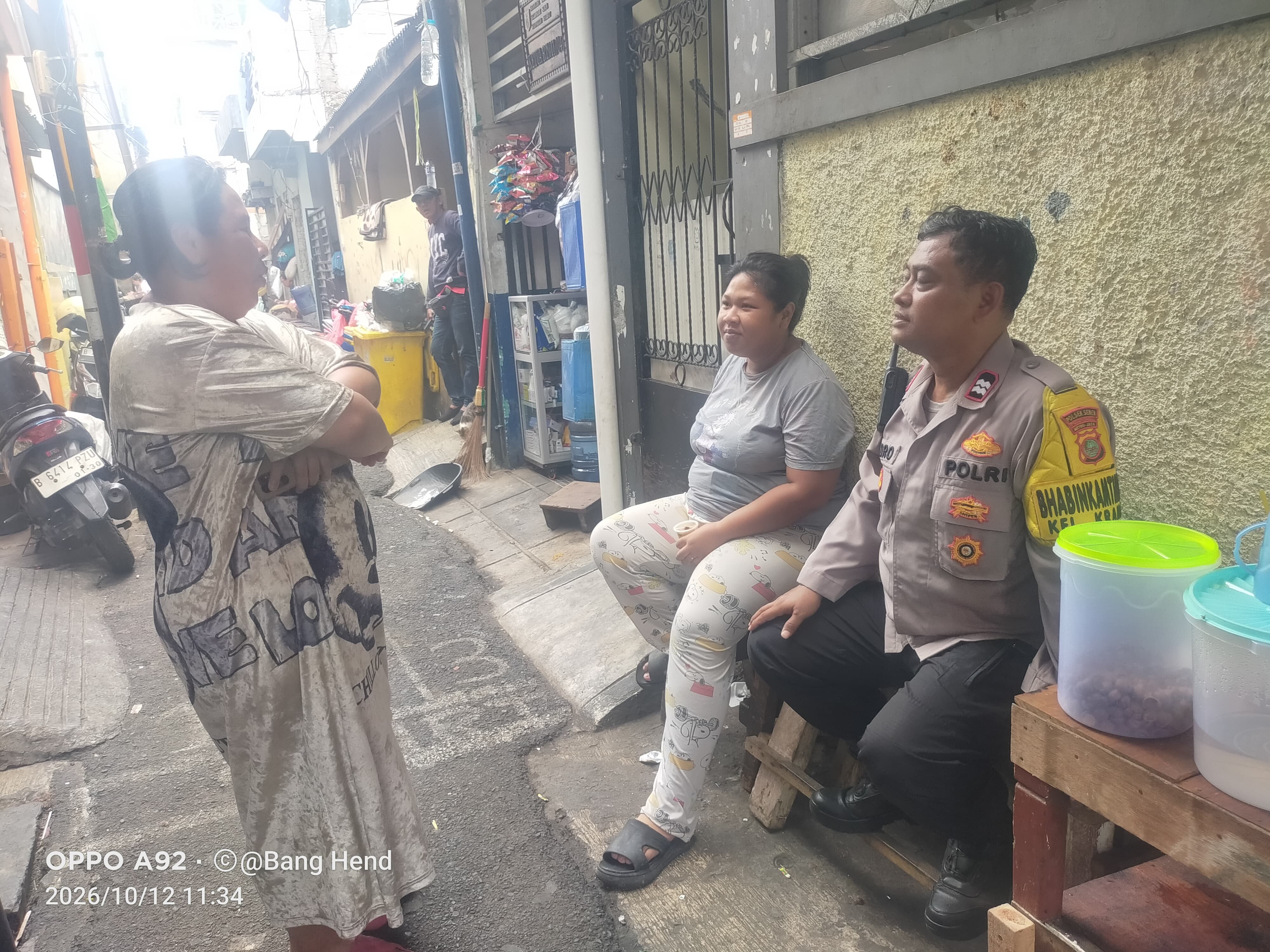Bhabinkamtibmas Kramat Hadir Ditengah Masyarakat Tindak Lanjuti Laporan Konflik Warga di Kramat, Senen