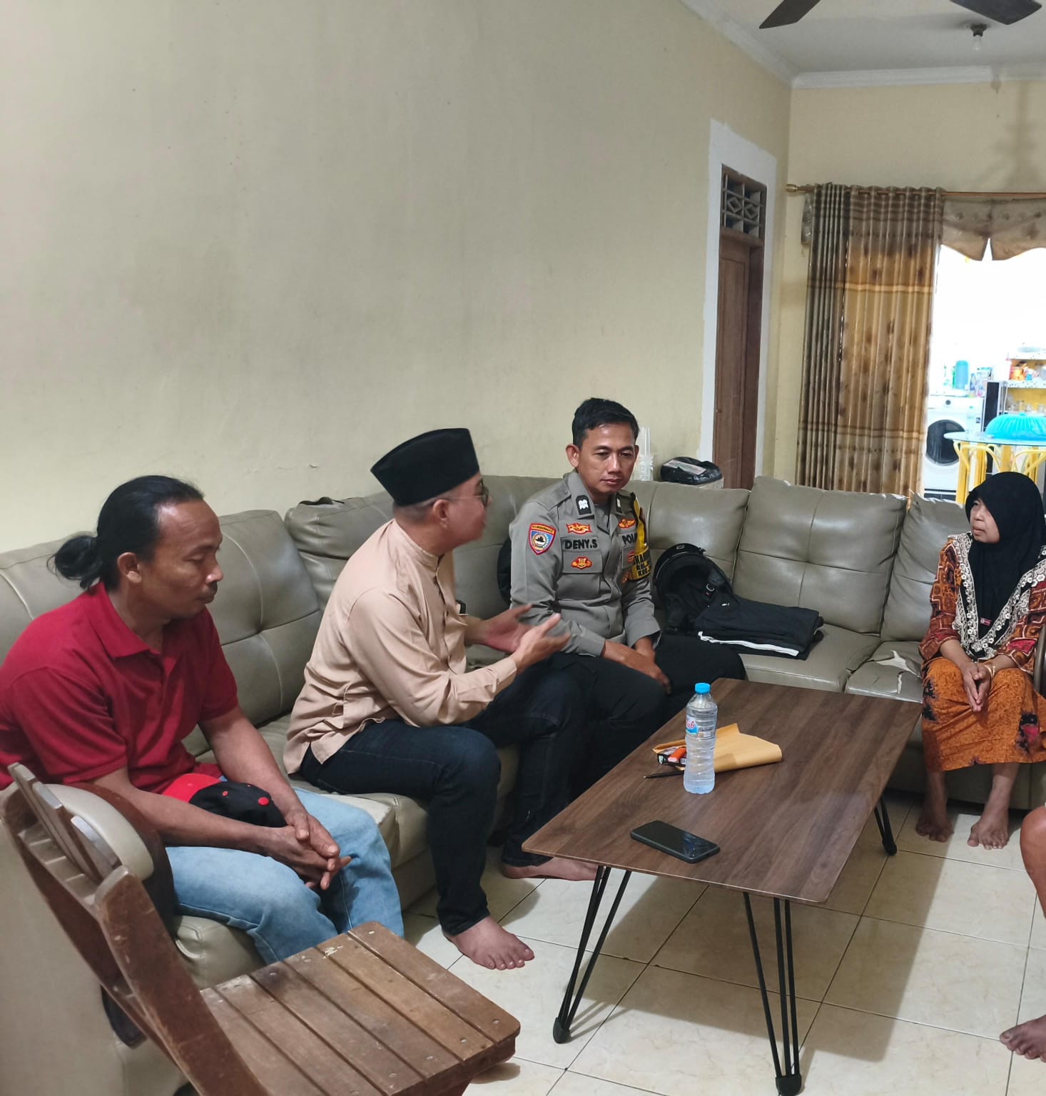 Humanis dan Dekat dengan Warga, Bhabinkamtibmas Kebon Melati Sambangi Ketua RW 013 Ajak Cegah Narkoba dan Tawuran