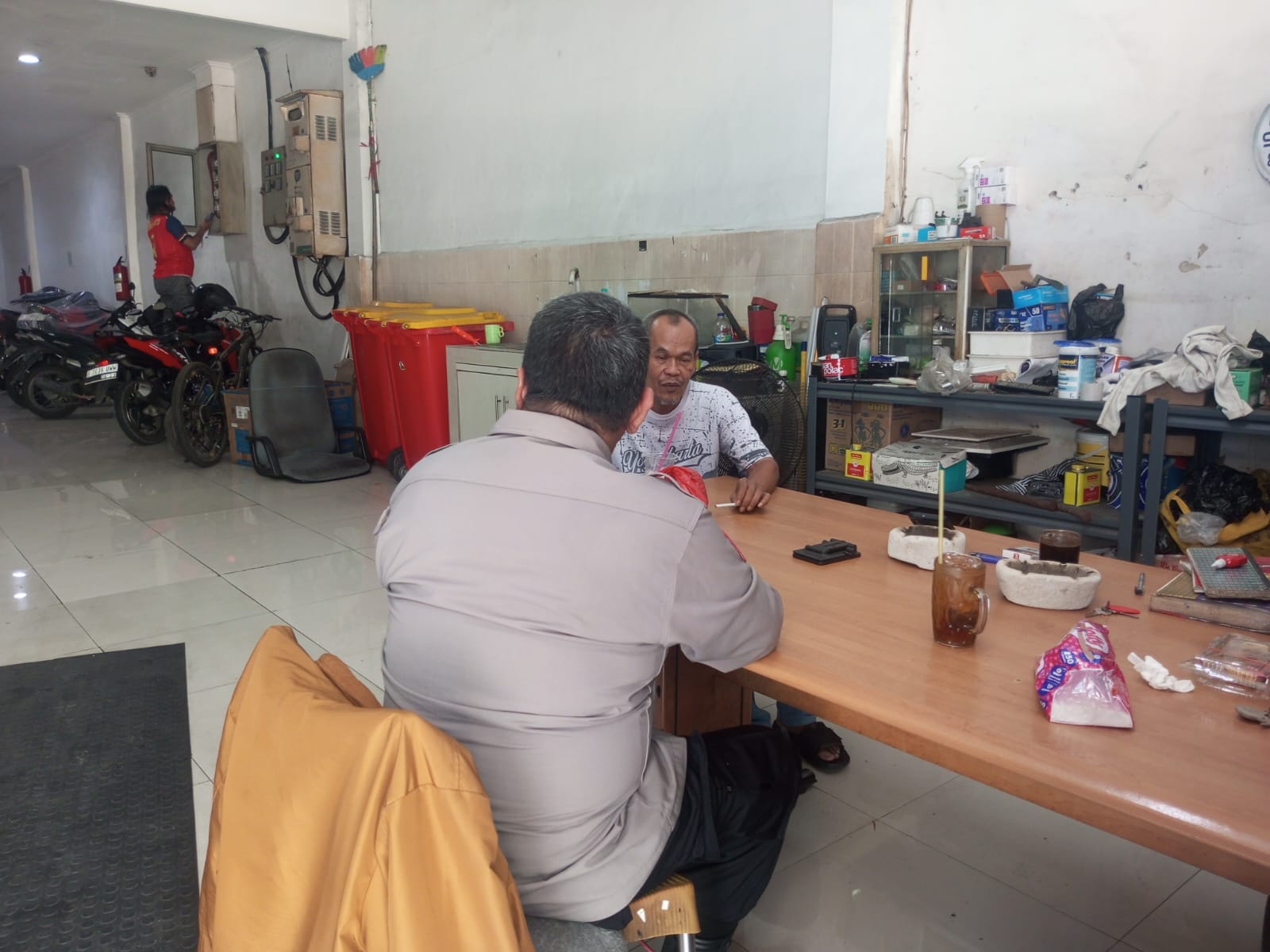 Patroli Dialogis di Kosan Kurnia, Bhabinkamtibmas Karang Anyar Imbau Pengawasan Penghuni dan Cegah Kriminalitas
