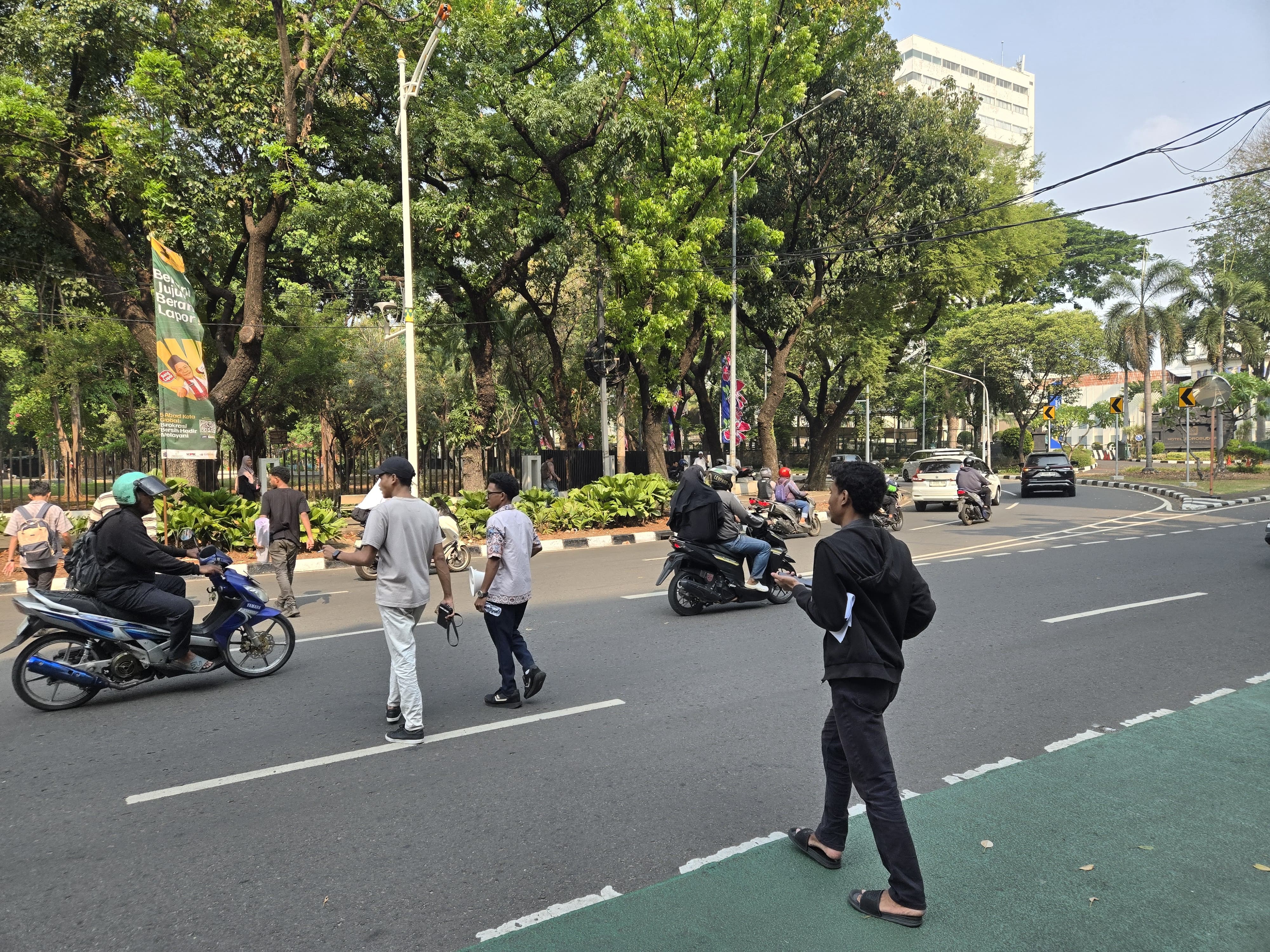 Spanduk Polsek Sawah Besar Sambut Humanis Aksi Mahasiswa di Depan Kemenag RI, Aspirasi Disampaikan Tertib