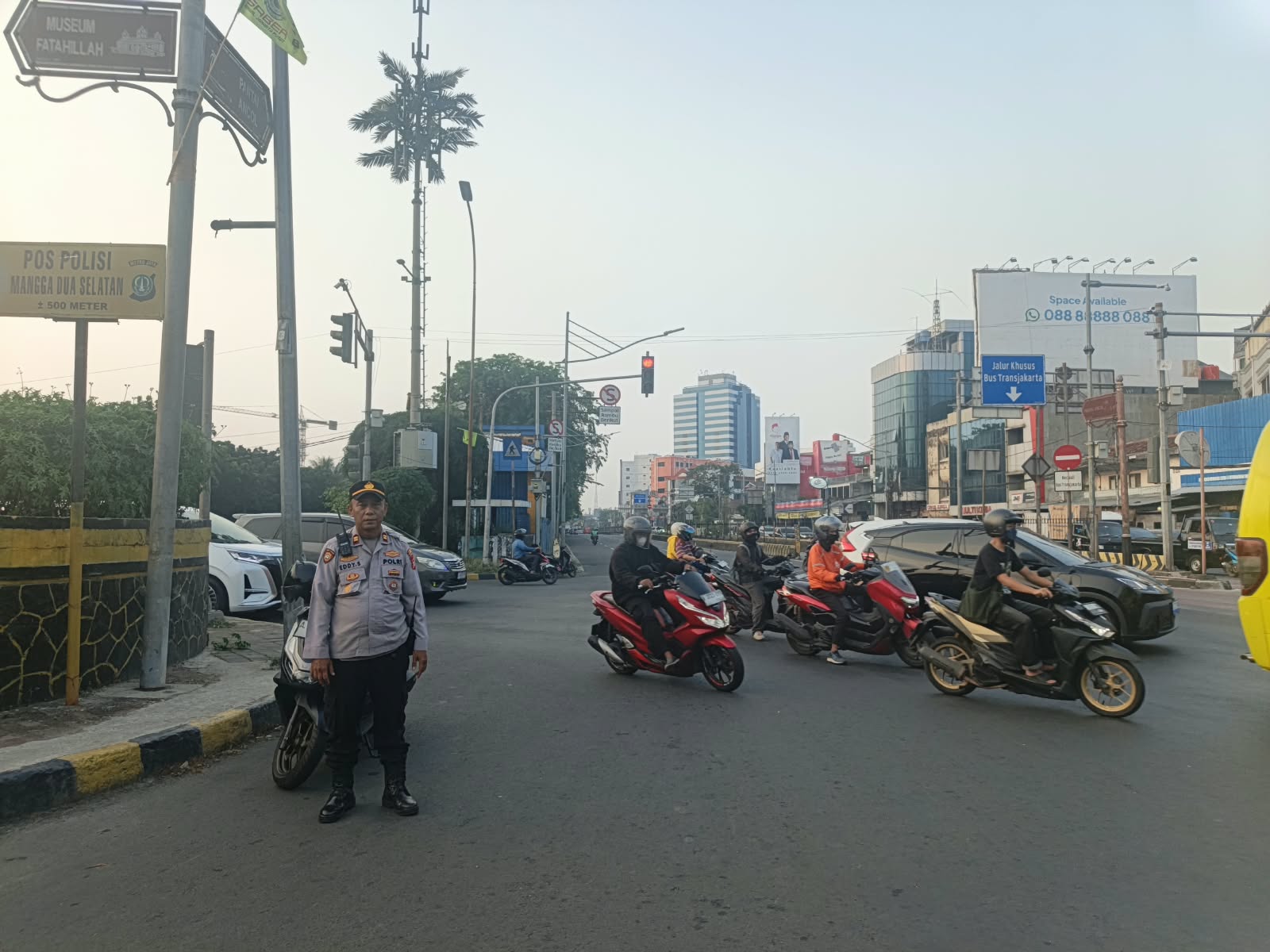 Polisi Atur Lalu Lintas di Jembatan Merah, Pastikan Kepulangan Karyawan Aman dan Lancar