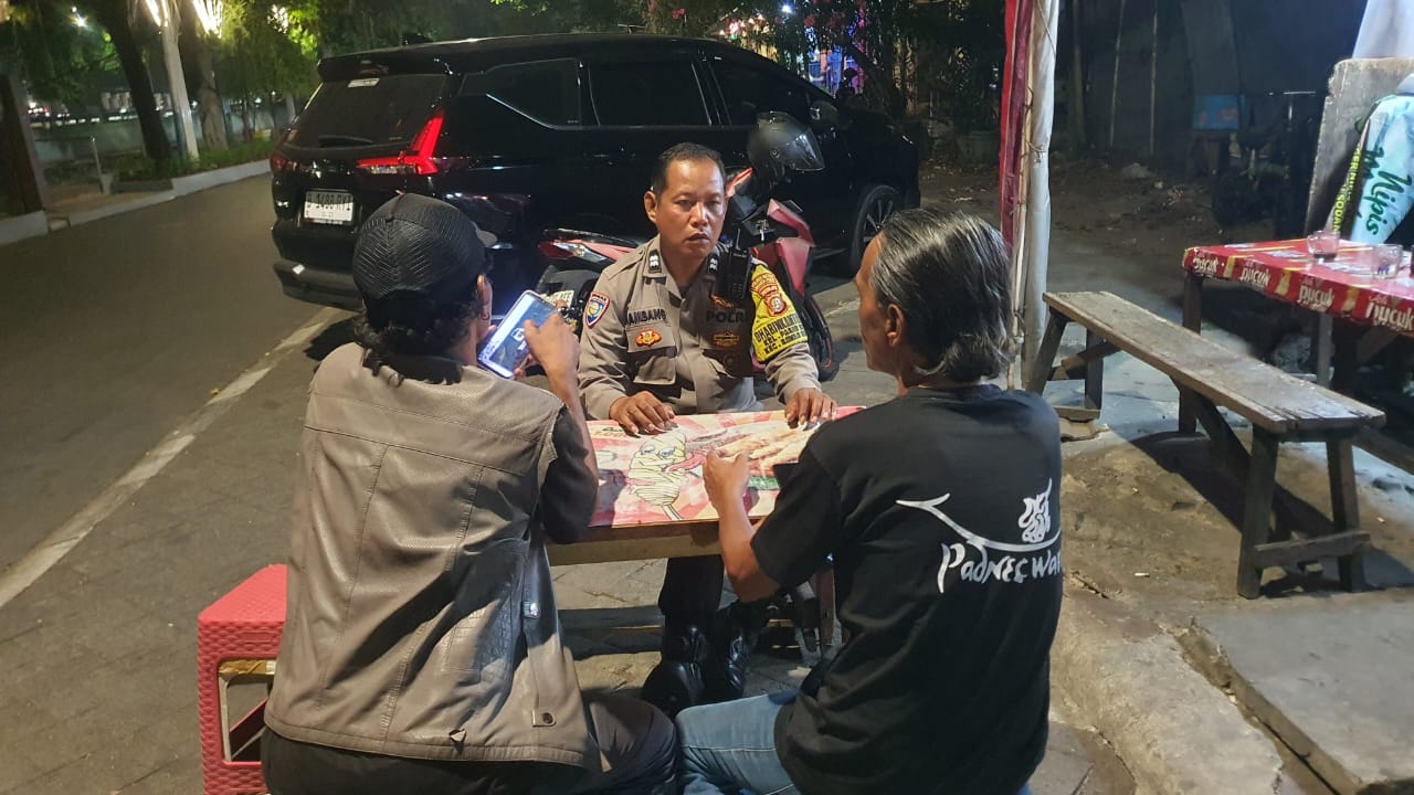 Sambangi Warga Pasar Baru, Bhabinkamtibmas Sampaikan Pesan Kamtibmas dan Antisipasi Kebakaran