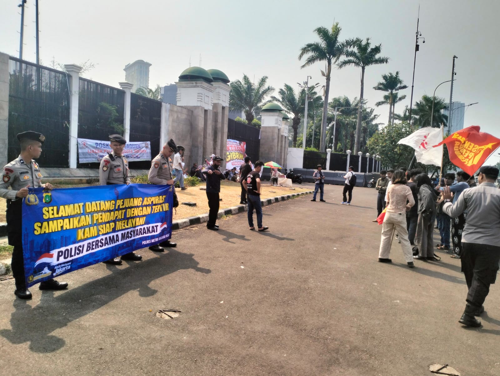 Humanis dan Penuh Kepedulian, Personel Polri Polda Metro Jaya Sambut Pejuang Aspirasi di Depan Gedung DPR RI
