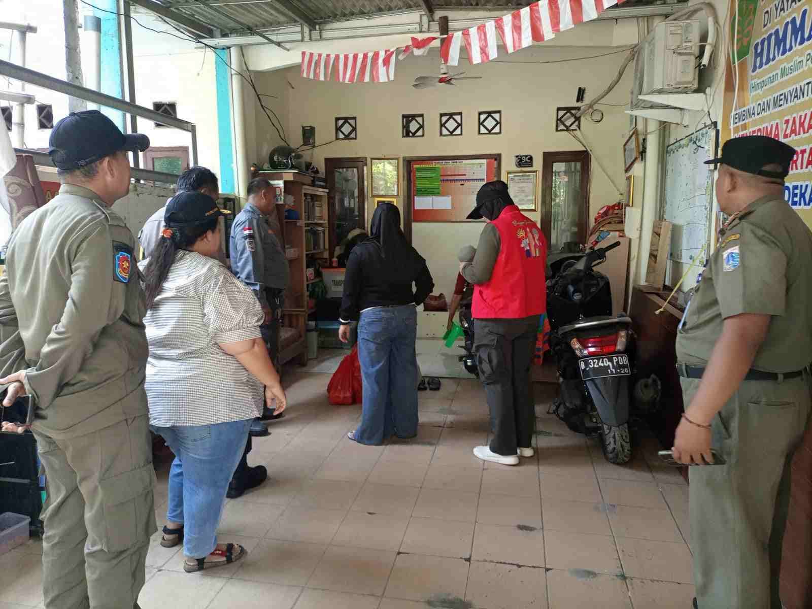 Bersama Perangkat Kelurahan, Bhabinkamtibmas Salurkan Bantuan Makanan kepada Anak Yatim