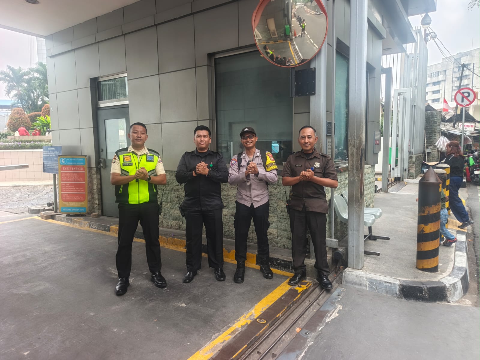 Antisipasi Kemacetan dan Gangguan Kamtibmas, Polsek Metro Gambir Gelar Strong Point Sore di TL Batu A6