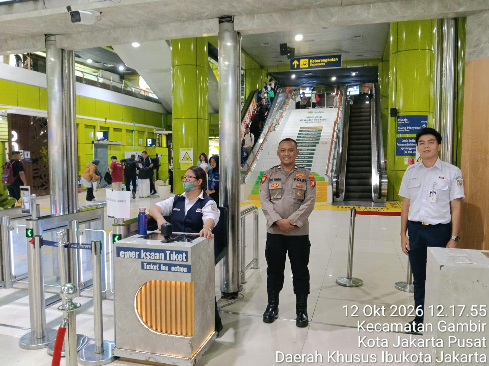 Jaga Kamtibmas dan Kenyamanan Penumpang, Polsubsektor Monas Timur Gelar Patroli di Stasiun Besar Gambir