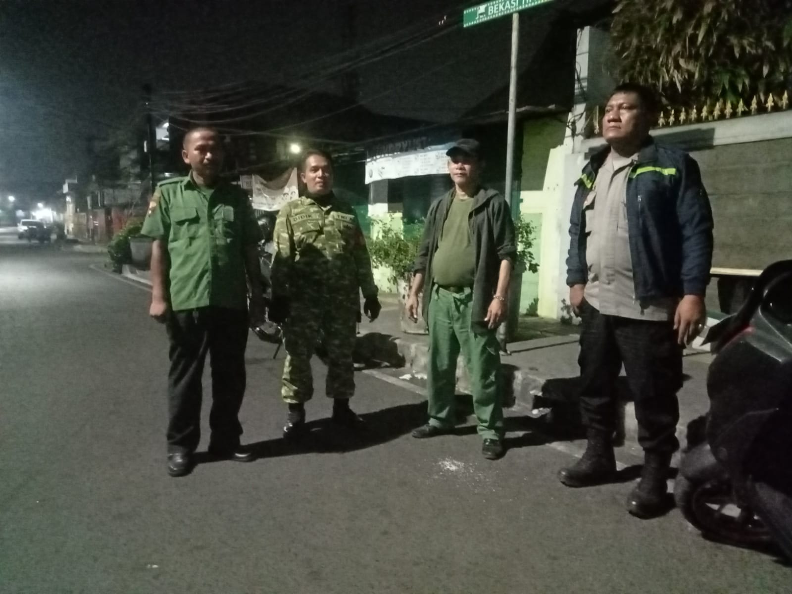 Cegah Gangguan Kamtibmas, Koramil 01/Jatinegara Bersama Komduk Gelar Patroli/Siskamling