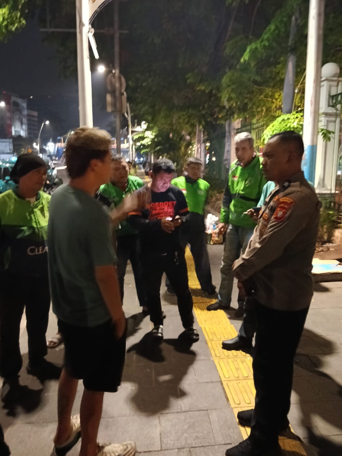 Aksi Humanis Anggota Polsek Metro Gambir, Talangi Ongkos Taksi Penumpang Mabuk yang Tak Bisa Bayar di Stasiun Gambir