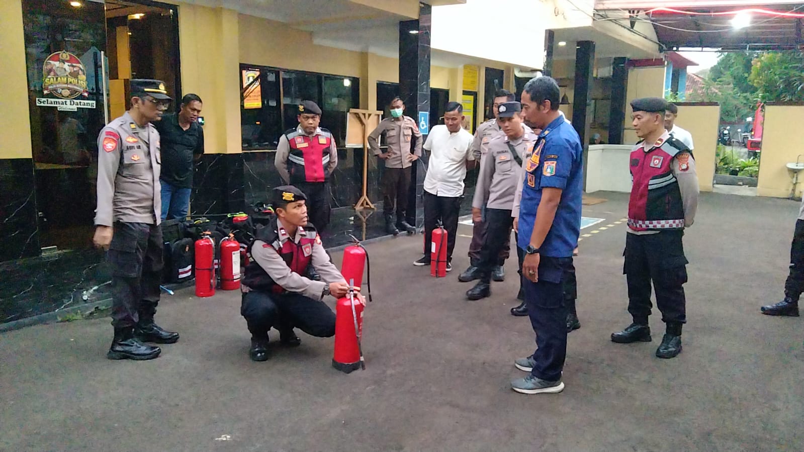 Polsek Senen Cek APAR dan Gelar Latihan Pemadaman Api, Antisipasi Pembakaran Ban Saat Unjuk Rasa