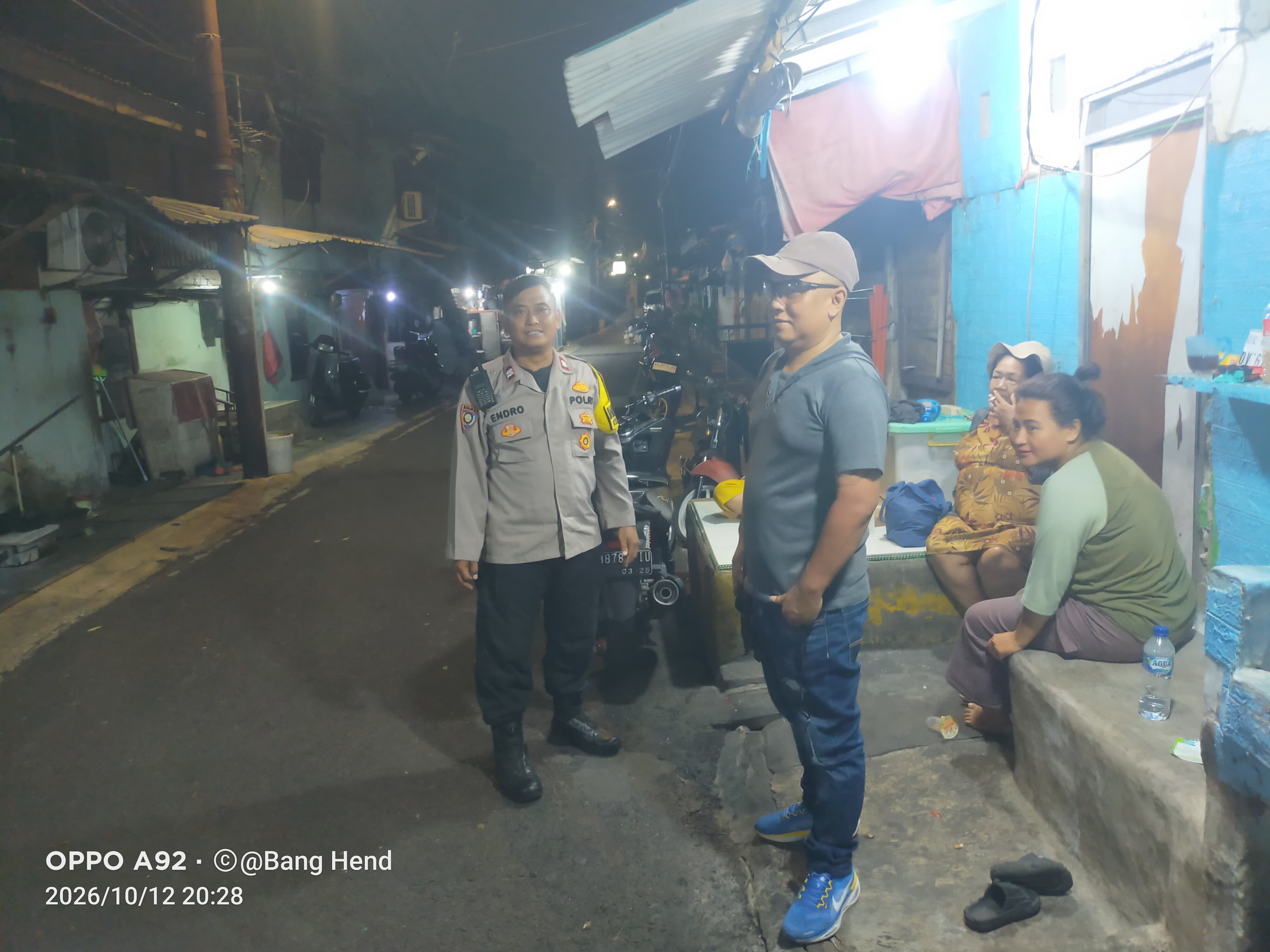 Bhabinkamtibmas Kramat Sambangi Pos Siskamling RW 02, Ajak Warga Jaga Keamanan Lingkungan