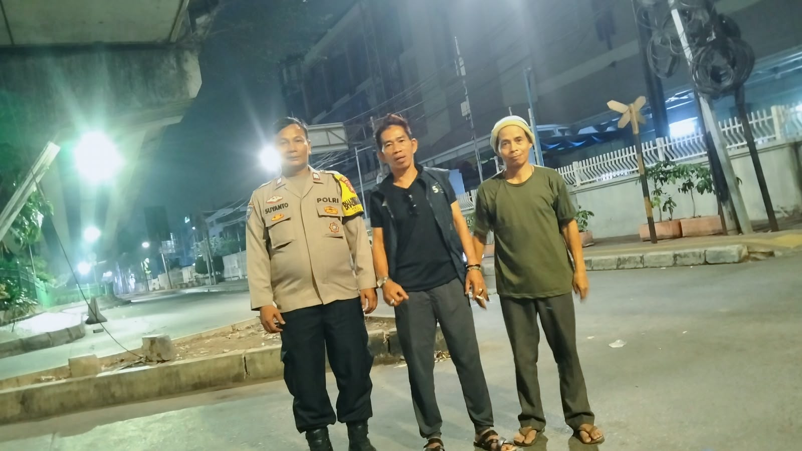Antisipasi Tawuran, Bhabinkamtibmas Cideng Siaga Lewat Aksi “Jaga Jakarta” di Flyover Roxy