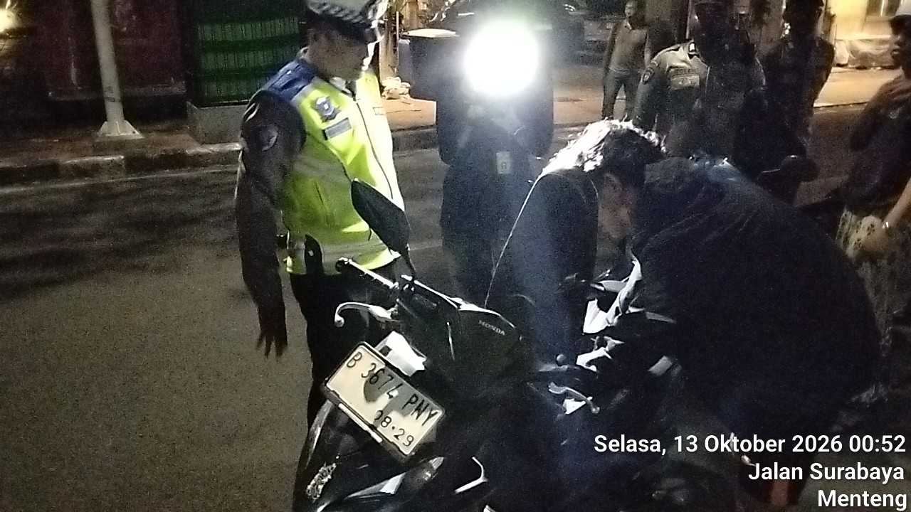 Cegah Kejahatan Malam Hari, Polsek Metro Menteng Periksa Kendaraan di Jalan Surabaya