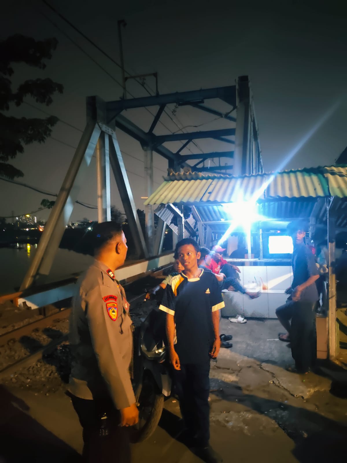 Bhabinkamtibmas Bendungan Hilir Gelar Patroli Dialogis, Ajak Remaja Cegah Tawuran dan Jaga Kamtibmas
