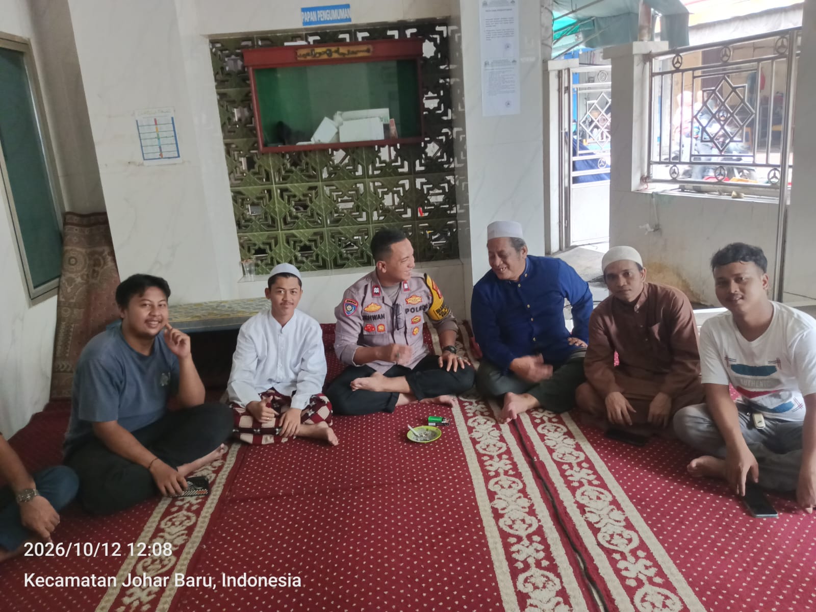 Sholat Dzuhur Bersama Warga, Bhabinkamtibmas Kampung Rawa Perkuat Silaturahmi dan Pesan Kamtibmas