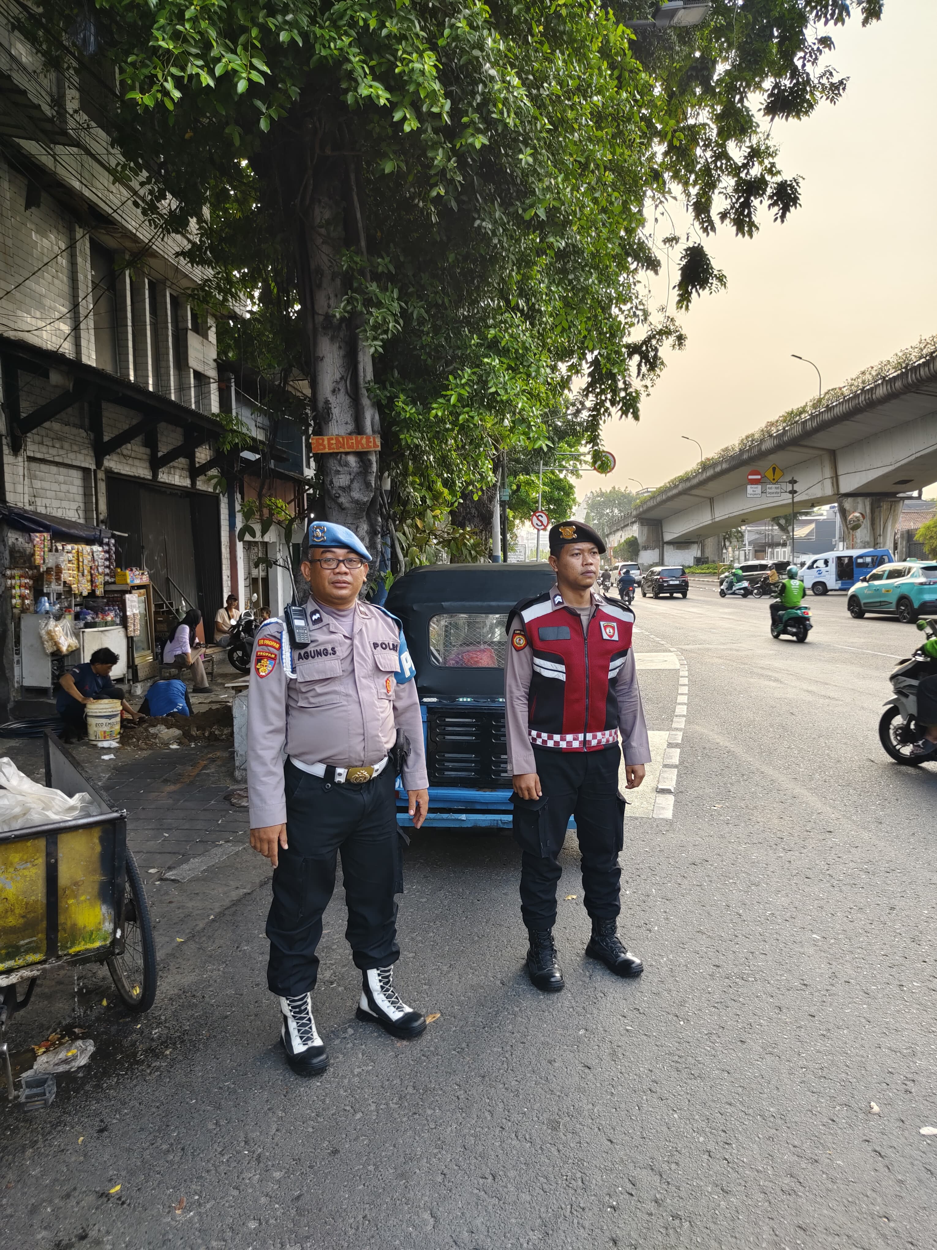 Sore Hari, Polsek Johar Baru Tempatkan Personel di Titik Rawan Kepadatan untuk Pastikan Lalu Lintas Lancar