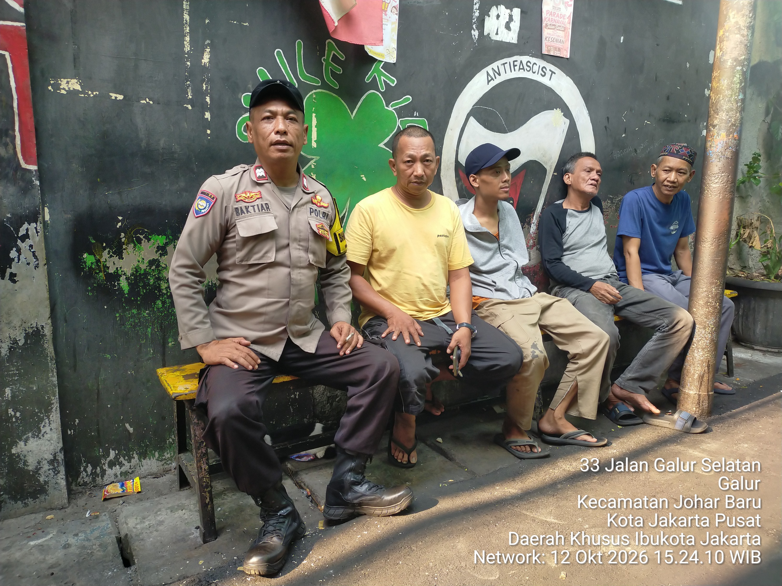 Sambang Warga Galur, Bhabinkamtibmas Ajak Masyarakat Jaga Kamtibmas dan Hindari Main Hakim Sendiri